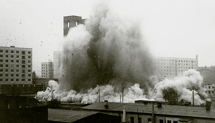 Die Sprengung des <br> Kirchenschiffes